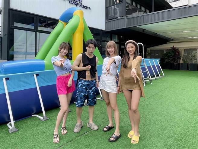 菲比（左起）、派翠克、張琳、方婷體驗室內衝浪。（東森提供）