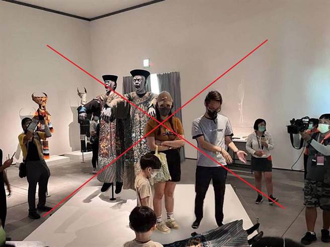 台南美術館2館《亞洲的地獄與幽魂》特展展區內的3具殭屍暴紅，但網路卻流傳1張「殭屍倒了」的照片，經館方查證是P圖的假消息。（摘自網路）