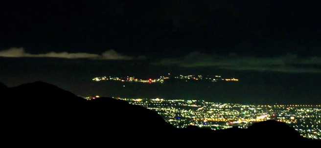 晚间从玉山站望向小琉球，可以发现岛上灯火通明。（翻摄自郑明典脸书）