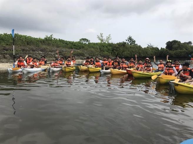 东港大鹏湾国际休閒特区将于7月举办「水上嘉年华」，推出10项水上活动免费体验，目前报名率高达95％以上。（谢佳潾摄）