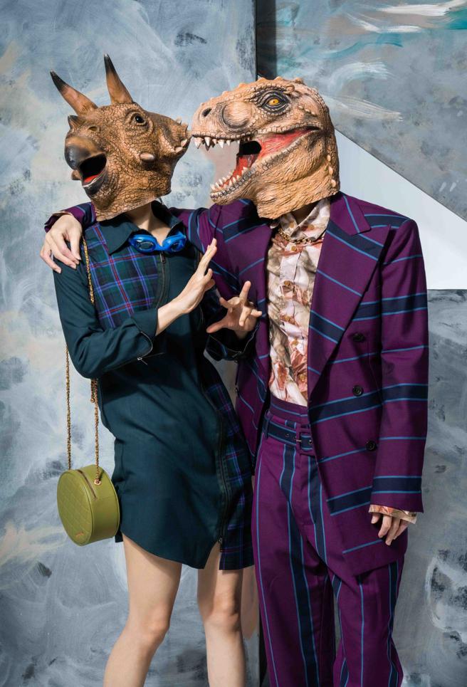 創作樂團恐龍的皮以恐龍視角唱出恐龍的故事，不論歌曲、服裝風格都擁有鮮明的個人色彩。（攝影/石智中、服裝Vivienne Westwood、三角龍鞋、包/CHARLES & KEITH）