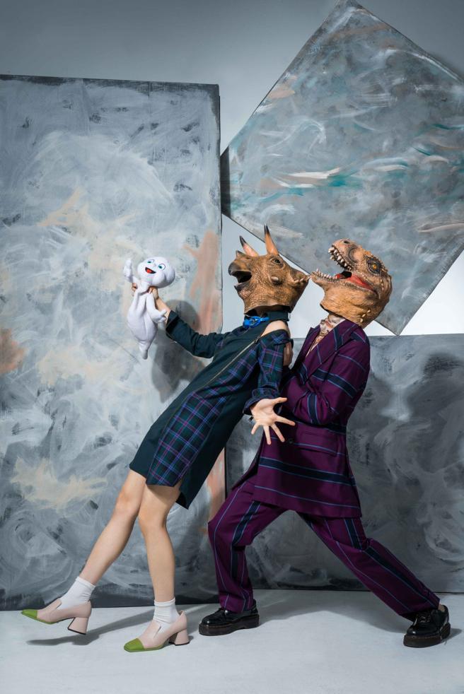 創作樂團恐龍的皮以恐龍視角唱出恐龍的故事，不論歌曲、服裝風格都擁有鮮明的個人色彩。（攝影/石智中、服裝Vivienne Westwood、三角龍鞋/CHARLES & KEITH）