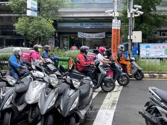 男子拍下某外送员外送箱上的「三角函数题目」求高手帮解题，网则表示「想起被学分支配的日子」。（报系资料照）