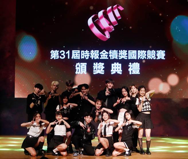 第31届时报金犊奖颁奖典礼26日举行，典礼开场由醒吾科大表艺系同学带来「飞行男女」热舞表演，一开场便让年轻活力感染全场。(陈怡诚摄)