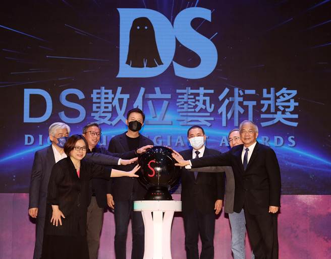 第31届时报金犊奖国际竞赛颁奖典礼26日在新北市政府礼堂举行，中国时报总编辑王铭义（左起）、旺旺中时文化传媒总经理林淑黛、台北市广告公会理事长卢炳勋、旺旺集团副董事长周锡玮、新北市长侯友宜、中国时报董事长王丰及世新大学副校长陈清河一起完成数位艺术奖启动仪式。（刘宗龙摄）