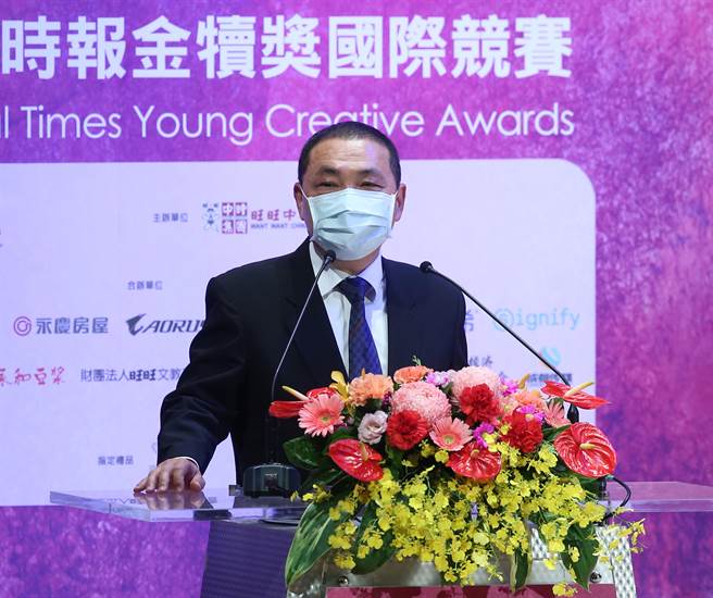 第31届时报金犊奖颁奖典礼26日举行，侯友宜市长致词表示，获奖是非常不容易的，是对过往努力的肯定，也可以写入将来履歷中。今年有许多新北市的学生获奖，他期许同学们未来能留在新北市继续挥洒创。(陈怡诚摄)