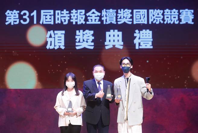 第31届时报金犊奖颁奖典礼26日举行，新北市市长侯友宜(中)颁发永和豆浆广告形象奖给获奖团体。(陈怡诚摄)