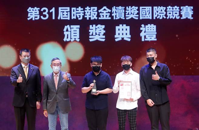 第31届时报金犊奖颁奖典礼26日举行，健行科大的李后恩（右起）、曾钰辰及马振铨以「小诚故事」作品，夺下年度最佳金犊奖，并与中国时报董事长王丰(左二)及永庆房产集团业务总经理叶凌棋(左)合影庆祝把年度大奖留在台湾。(陈怡诚摄)