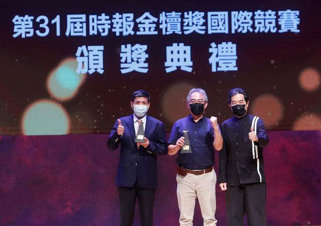 第31届时报金犊奖颁奖典礼26日举行，健行科技大学校长李大伟(左起)、振声高中校长刘安国获得最佳学校金犊奖，合影振臂庆祝。(陈怡诚摄)