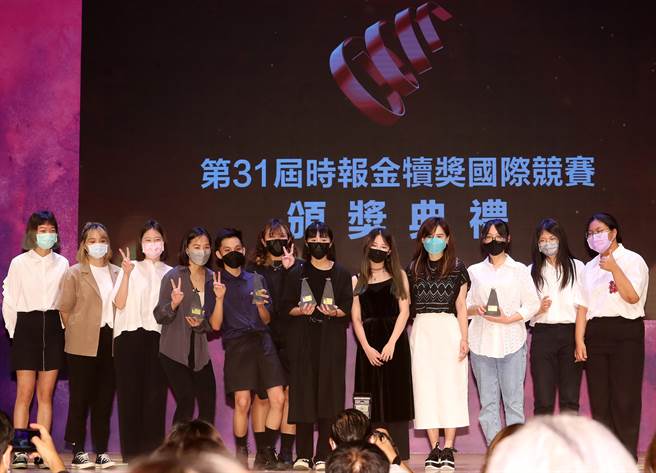 第31届时报金犊奖国际竞赛颁奖典礼26日举行，PChome网路家庭行销本部副总经理林珊如（右4）颁发「PChome 24h购物 《心礼节》行销企划奖」给中原大学、云林科技大学及崑山科技大学的团队，并一同合影。（刘宗龙摄）