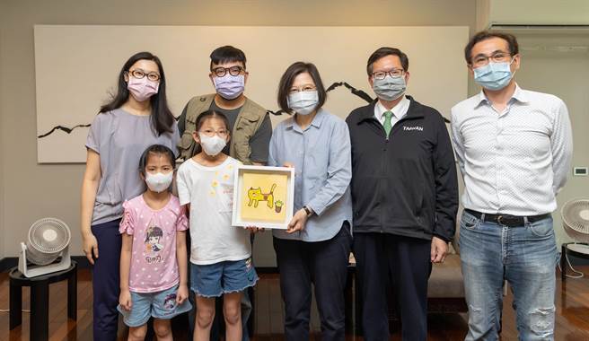 立委郑运鹏今（26日）透过脸书表示，「生育保险」本来是自己的市长参选政见，藉由陪同「抗癌小天使」潘盈希参访蔡英文总统官邸之际，当面向蔡总统报告。（摘自郑运鹏脸书）