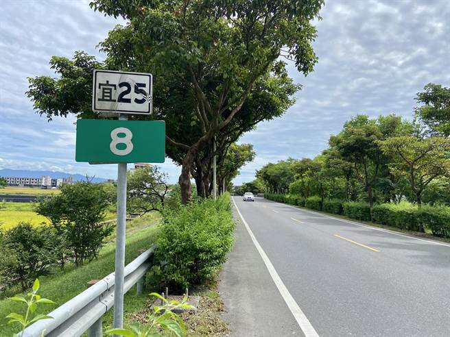 宜蘭縣冬山鄉富農路一段約長1.3公里，路的兩旁種植161棵的茄苳樹，樹齡估計有40年，平均樹高2、3層樓高，樹徑也有40至60公分，整排綠意盎然的樹蔭大道，形成愜意的風情。（吳佩蓉攝）