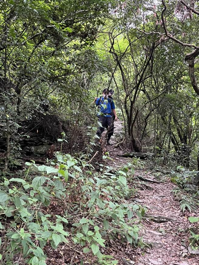 屏東縣瑪家鄉獅王瀑布26日下午傳出有遊客失聯，警消獲報後趕赴現場搜尋，目前仍在搜救中。（翻攝畫面／謝佳潾屏東傳真）