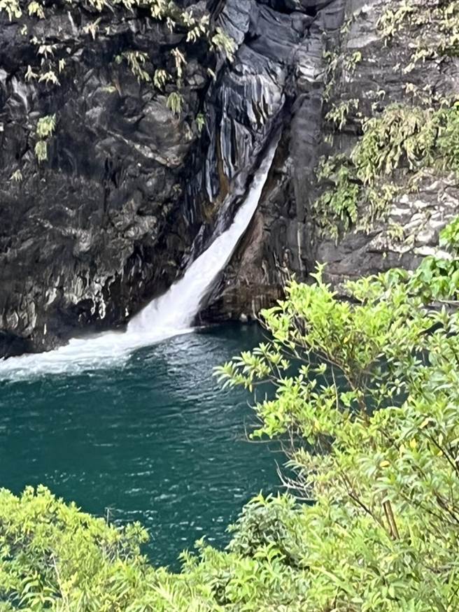 屏東縣瑪家鄉獅王瀑布26日下午傳出有遊客失聯，警消獲報後趕赴現場搜尋，目前仍在搜救中。（翻攝畫面／謝佳潾屏東傳真）