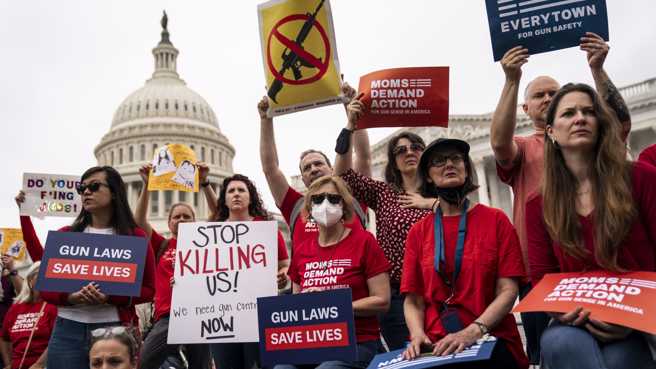 美国在发生多起严重的枪击事件后，通过了新的枪支管制法。(图/路透社)