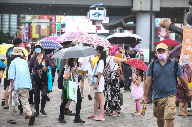 明（27日）各地大多為多雲到晴，午後仍須留意雷陣雨。（圖／鄧博仁攝）