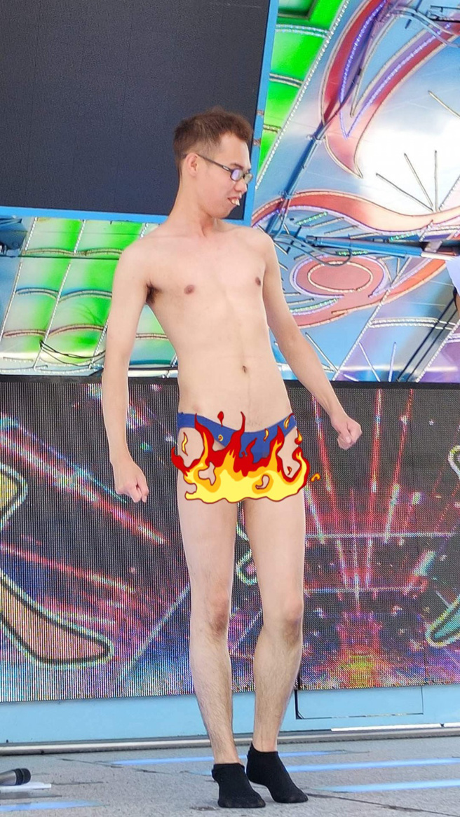 邓佳华现身甘草芭乐店活动，过于谜片风格的穿着令路人都惊呆。（图／取自脸书）