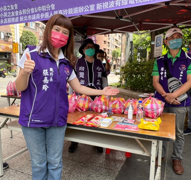 新北市小英之友會今天(26日)在中和四號公園舉辦「捐熱血、獻愛心」捐血活動。照片/張嘉玲提供