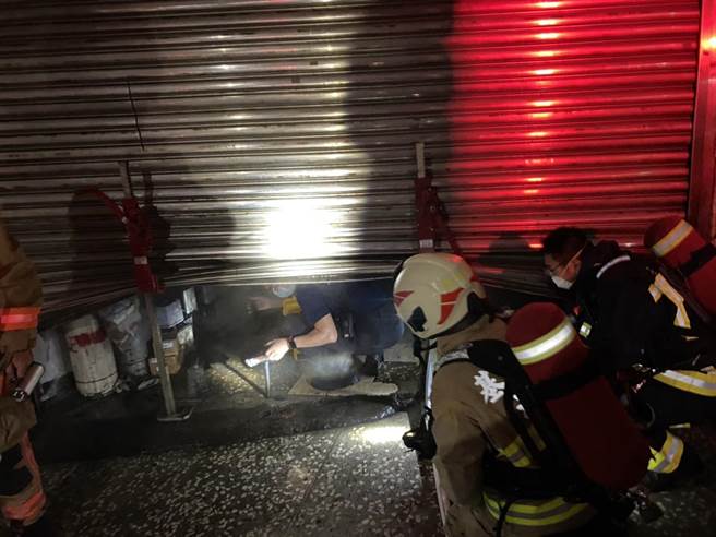 基隆市安乐路一段汽车修配厂发生火警，消防队员利用破坏器材进入厂内灭火。（基隆市消防局提供／张志康基隆传真）