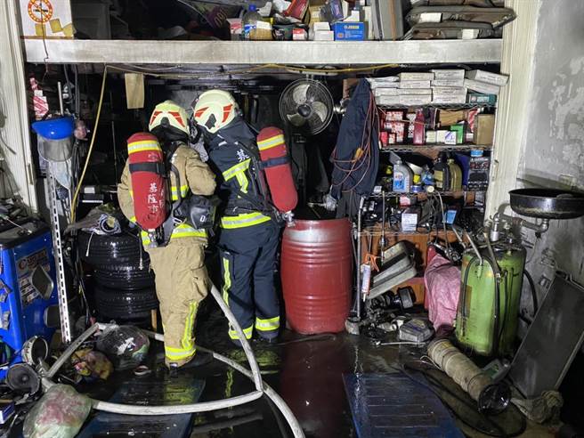 现场是汽车修配厂，存放有大量汽车零件等材料，起火原因还有待进一步调查。（基隆市消防局提供／张志康基隆传真）