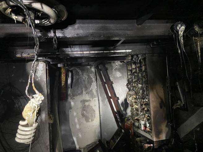 现场是汽车修配厂，存放有大量汽车零件等材料，起火原因还有待进一步调查。（基隆市消防局提供／张志康基隆传真）