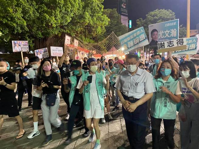 民眾黨宜蘭黨部晚上8時在羅東夜市舉辦「阿北跟你作伙迺夜市」活動，柯文哲一行人從羅東中山公園出發，帶領民眾黨宜蘭縣長參選人陳琬惠等人逛夜市，所到之處一堆柯粉搶著合照。（民眾黨宜蘭黨部提供／吳佩蓉宜蘭傳真）