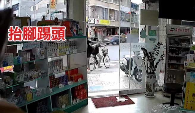台南女童骑脚踏车竟遭酒醉宪兵踹飞。（图/截自中视新闻）