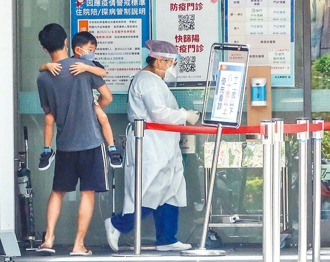 衛福部食藥署日前已通過6個月至5歲的兒童莫德納疫苗緊急使用授權(EUA)，施打期程，仍待疫情指揮中心開會討論。圖為醫院的防疫急門診外的畫面。（粘耿豪攝）
