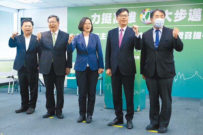 英系积极布局党公职，不难看出企图成为民进党内最大派系的企图心。争取连任的台南市长黄伟哲（右一）与高雄市长陈其迈（右二），都算亲英人马。（本报资料照片）