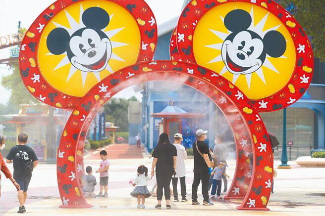 上海市委书记李强25日表示，本届市委与新冠肺炎疫情顽强斗争，并声称已打赢了大上海保卫战。图为6月16日上海迪士尼恢復营业。（中新社）