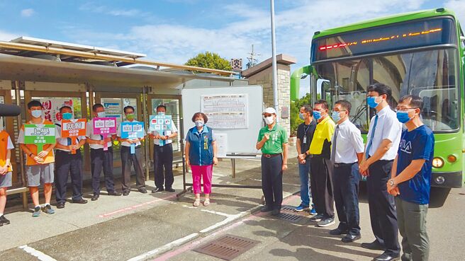 台中市交通局658副线公车将于7月1日通车，市议员吴敏济（右六）25日于大安国中校门口，举行通车说明会。（吴敏济提供／陈世宗台中传真）