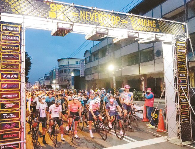 武岭自行车挑战赛，1445名国内外车友在南投县埔里镇地理中心碑鸣枪出发。（南投县政府提供／陈淑芬南投传真）