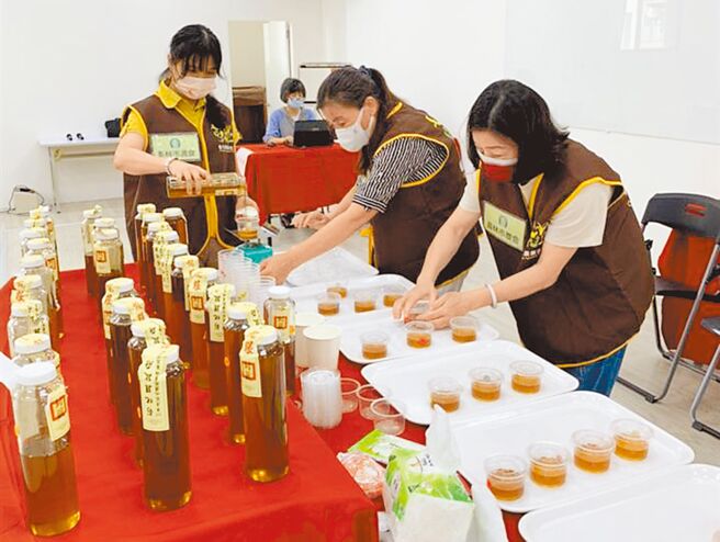 彰化县政府举办第一届龙眼蜂蜜评鑑，「龙爷蜜」7月初将甜蜜上市。（彰化县政府提供／吴敏菁彰化传真）