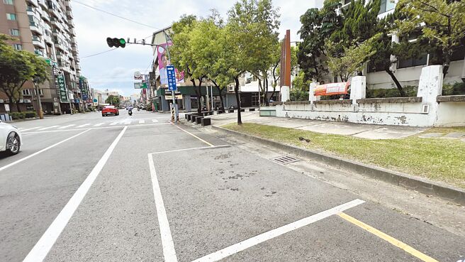 台南市新营区路边公有停车格均不收费，使得经常有汽车族抱怨，一些车辆长期占公有车位问题严重。（张毓翎摄）