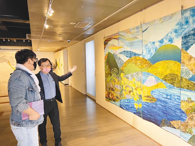 世界女藝匯流藝術祭在台東展出上百件作品，文化部常務次長李連權（右）前往觀展。（蔡旻妤攝）