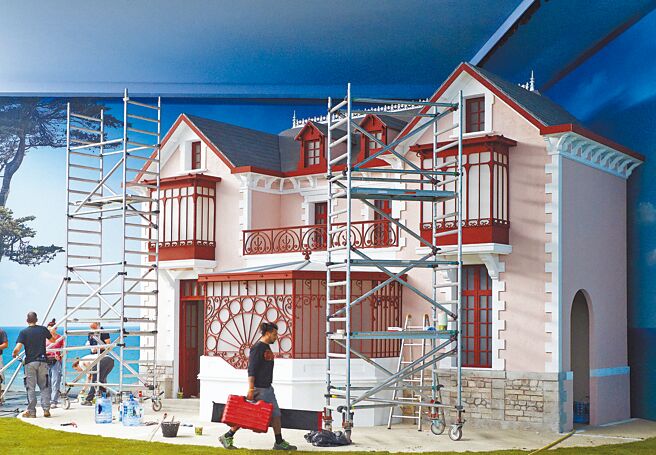 秀场中重现迪奥先生的传奇宅邸。（Dior提供）