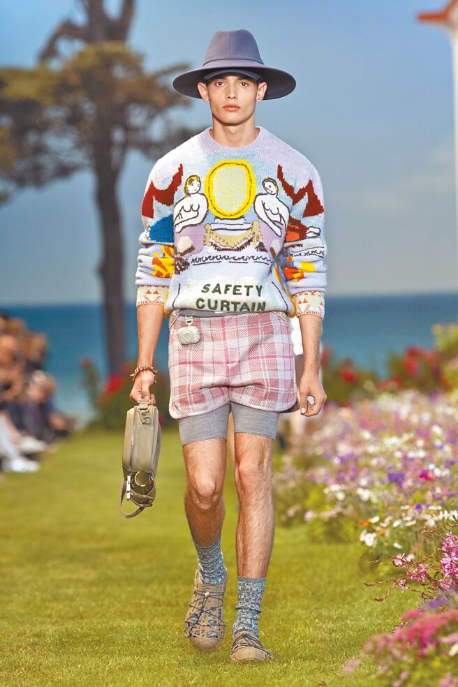 Dior也有可爱童趣的男装风格，而模特儿腰间的Airpods保护套也成为讨论焦点。（Dior提供）