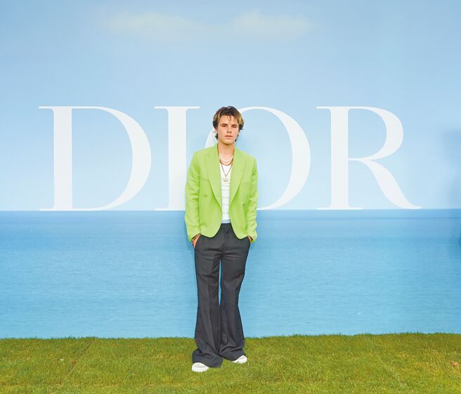 大卫贝克汉小儿子克鲁兹贝克汉一身帅气Dior出席看秀。（Dior提供）