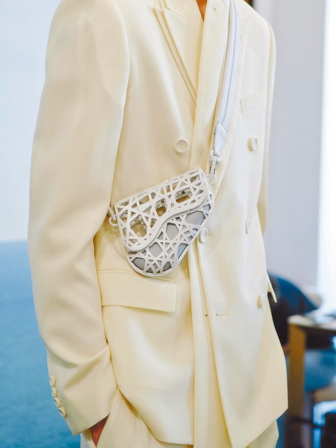 马鞍包以镂空形式设计，十分具有辨视度。（Dior提供）