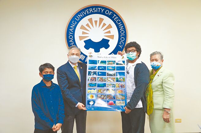 帛琉大使欧克丽（右）高度讚许朝阳科大用心办学，与校长郑道明（左二）合影。（朝阳科大提供）