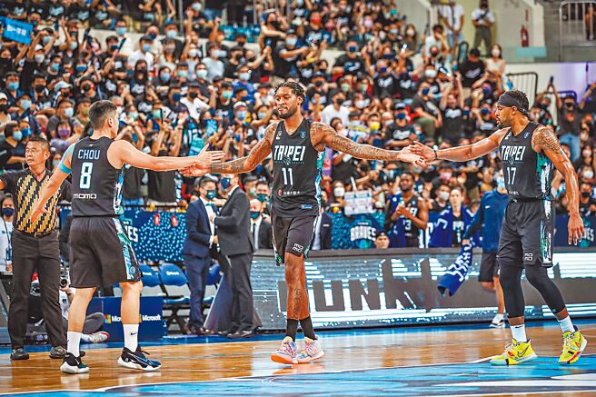 台北富邦勇士周桂羽（左起）、瓊斯、辛特力在總冠軍賽G4聯手發威，成為大勝新竹攻城獅的聽牌功臣。（PLG提供）