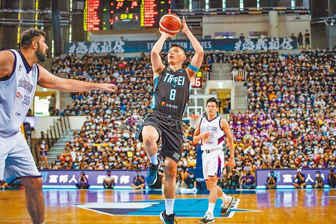 台北富邦勇士周桂羽（左）骑马射箭跳投。（PLG提供）