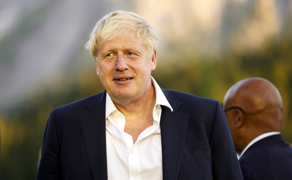 英国首相强生（Boris Johnson）公开在G7峰会嘲讽普丁赤裸上身的照片，让网友翻出他过往慢跑时露出身材的旧照嘲笑一番。图为强生在G7峰会时的画面。（图／美联社）(photo:ChinaTimes)