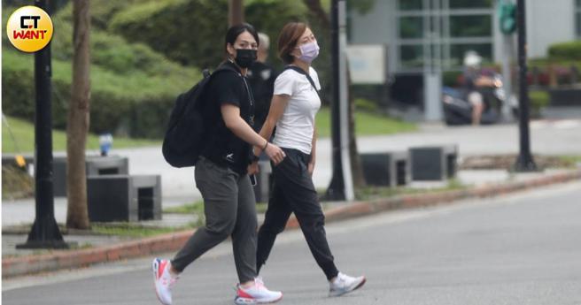 郭婞淳跟女性友人一同到台北市信义区逛街。（图／本刊摄影组）