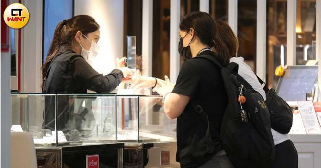 到饰品店郭婞淳似乎表示要挑选手炼。（图／本刊摄影组）