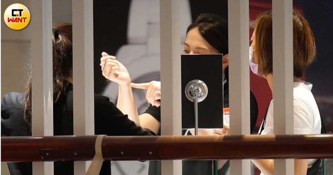 郭婞淳挑选并试戴手炼。（图／本刊摄影组）