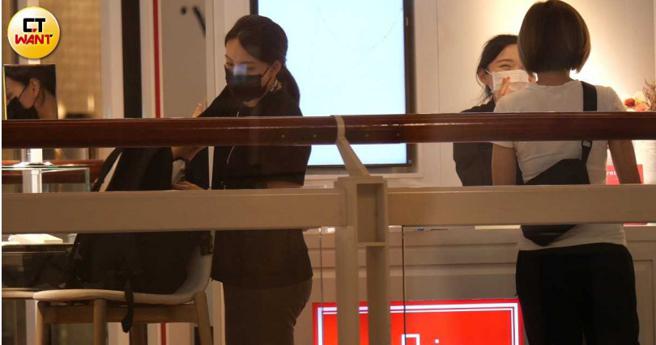 选到了经典的钻石红绳手炼后，郭婞淳准备掏钱付帐。（图／本刊摄影组）