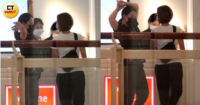 似乎血拚到累了，郭婞淳在一旁拉筋伸展身体。（图／本刊摄影组）