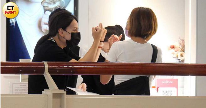 郭婞淳与女性友人互动可爱，摆出俏皮的手势。（图／本刊摄影组）