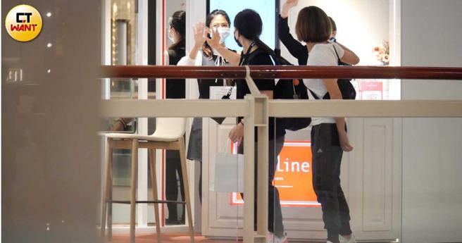 买完饰品后郭婞淳十分亲切地与店员挥手道别。（图／本刊摄影组）